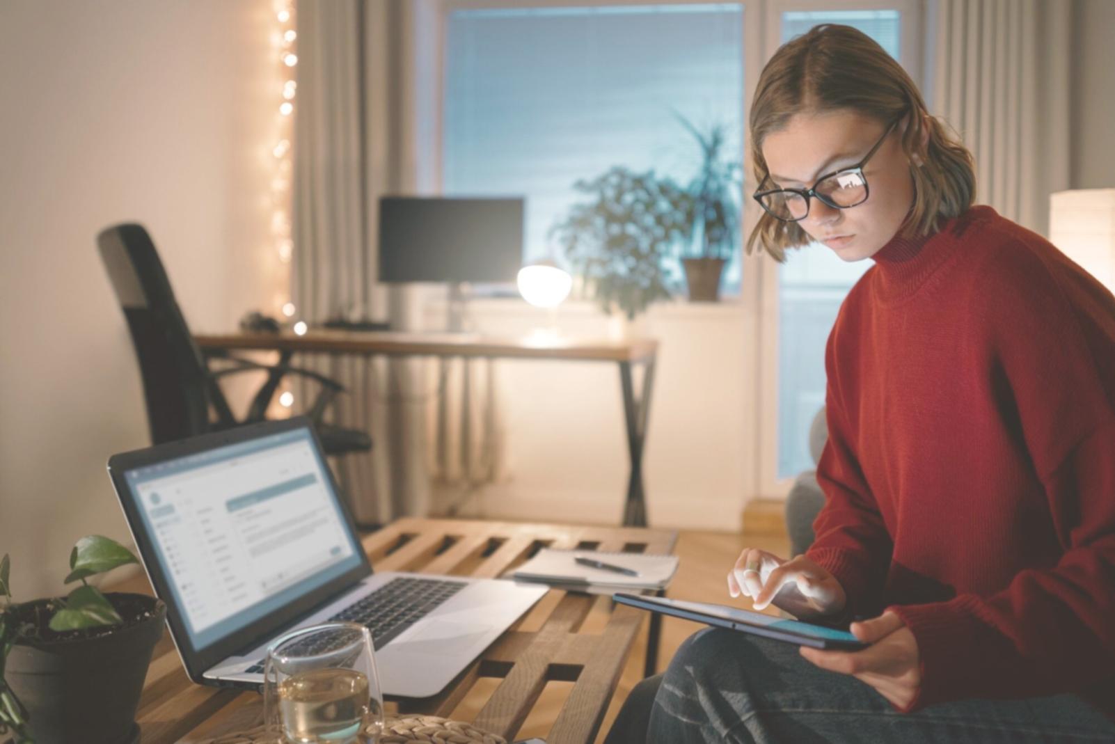 Arbeitsplatz mit Finanzunterlagen und Notizen