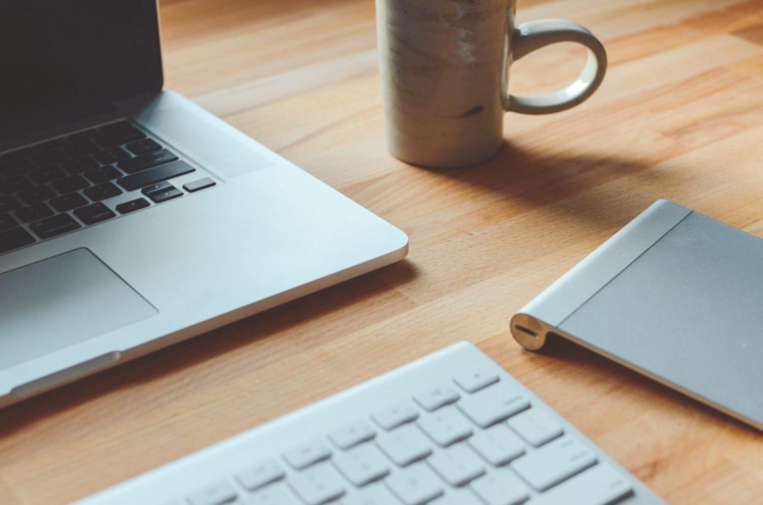 Finanzplanung Workspace mit Notizbuch und Stift
